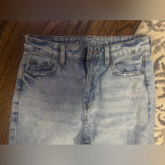 American Eagle Mom Jean Light Wash Distressed Straight Leg Jeans Size 4 regular - Picture 5 of 8